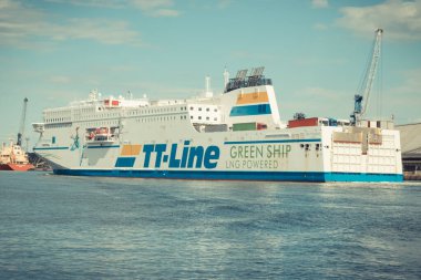 Swinoujscie, Batı Pomeranya - 8 Temmuz 2024: Swinoujscie limanından kalkan TT-Line Nils Holgersson feribotu. İsveç 'e yolcu ve araba nakli