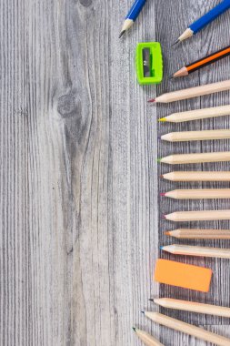 Okulda ya da anaokulunda öğrenmek için kullanılan kırtasiye malzemeleri. Yaratıcılığın, koordinasyonun ve çocukların motor becerilerinin gelişimi. Metin veya yazı için boşluk kopyala