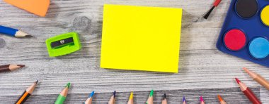 Okulda ya da anaokulunda öğrenmek için kullanılan farklı renkli aksesuarlar. Yaratıcılık kavramının gelişimi