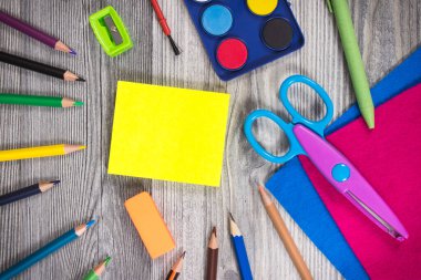 Okulda ya da anaokulunda öğrenmek için kullanılan farklı renkli aksesuarlar. Yaratıcılık kavramının gelişimi