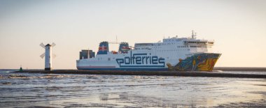 Swinoujscie, Batı Pomeranya - 14 Haziran 2021: Gündoğumunda Swinoujscie limanına giden Krakovia feribotuna bakın. Ystad 'dan yolcu ve araba taşıyın.