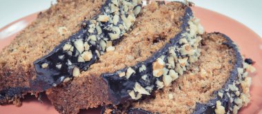 Fındık ve kuru üzümlü kabaktan yapılmış taze pişmiş hamur işi. Lezzetli tatlı. Beyaz arkaplan