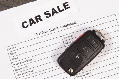 Siyah araba anahtarı, yazılı araba satışı ve araç satış sözleşmesi. Araba satışı ya da alımları. Ulaşım