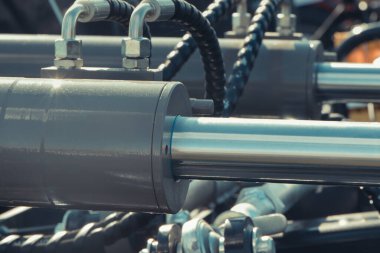 Siyah pnömatik ya da hidrolik makinedeki gri piston ya da aktüatör. Teknoloji ve mühendislik