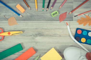 Öğrenmek için kullanılan rengarenk okul malzemeleri ve aksesuarlar. Yaratıcılığın gelişimi ve okul konseptine geri dönüş