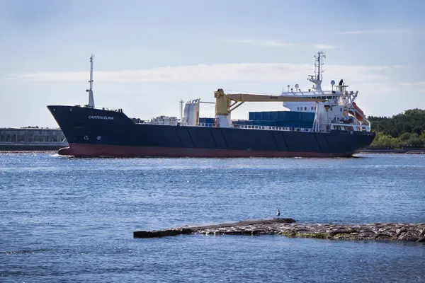 Swinoujscie, Batı Pomeranian - Polonya - 8 Temmuz 2024: Swinoujscie limanından ayrılan genel kargo gemisi Carten Elina. Farklı mal ve ürünleri naklet