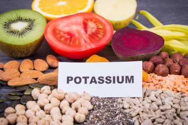 Doğal potasyum, K vitamini, mineraller ve beslenme lifleri içeren sağlıklı yiyecekler.