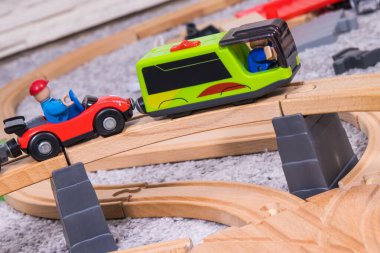 Çocuk oyunu için oyuncak raylar ve renkli tren. Çocuk gelişimi ve mutlu çocukluk kavramı