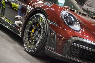 Poznan, Polonya - 5 Nisan 2024: Poznan Motor Fuarı. Porsche 911 'in önündeki spor manzarası. Ayrıntı ve aracın parçası