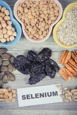 Selenyum, vitamin ve mineral içeren sağlıklı malzemeler. Besleyici yiyecekler.