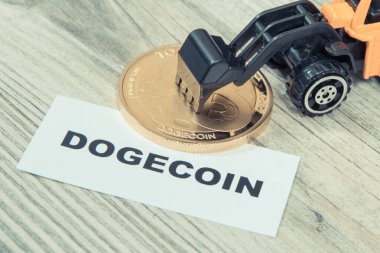 Dogecoin ve minyatür kazıcı. Kripto para biriminin sembolü. Uluslararası ağ ödemesi. Finans kavramı
