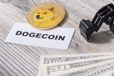 Dogecoin, minyatür kazıcı ve dolar banknotları. Kripto para biriminin sembolü. Uluslararası ağ ödemesi. Finans kavramı