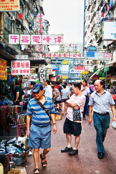 Hong Kong August 2013 Tourists Locals Walking Apliu Street Sham — Stock Photo, Image