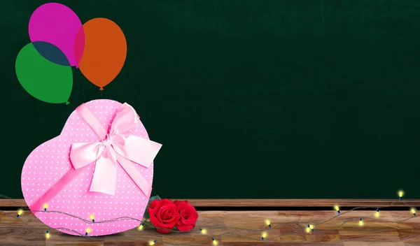 情人节快乐横幅 粉红礼盒 玫瑰和彩灯环绕着黑板复制空间 — 图库照片