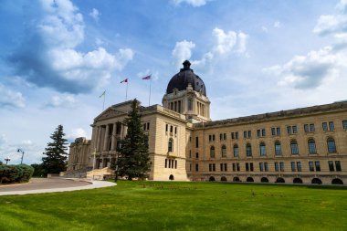 Regina şehrindeki Saskatchewan Yasama Meclisi 'nde. Regina Saskatchewan, Kanada 'nın başkentidir. Ördekler çimenlerde yürürken görülebilir..
