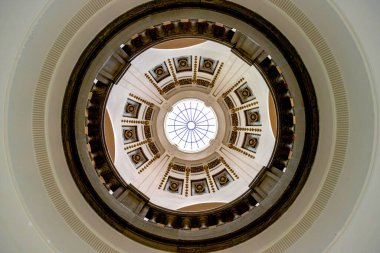 REGINA, SK, CANADA - 24 Haziran 2023: Saskatchewan, Saskatchewan, Kanada 'daki Saskatchewan Yasama Binası' nın kubbe tavanında entrika şeklinde tasarlandı. Başkent binası 1908 'den 1912' ye kadar inşa edildi..