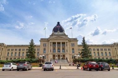 REGINA, SK, CANADA, 24 Haziran 2023: Regina 'daki Saskatchewan Yasama Meclisi' ni ziyaret eden insanlar. Şehir Saskatchewan 'ın il başkentidir..