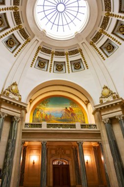 REGINA, SK, CANADA - 24 Haziran 2023: Regina, Saskatchewan, Kanada 'daki tarihi Saskatchewan Yasama Binası' nda Majestic rotunda. Başkent binası 1908 'den 1912' ye kadar inşa edildi..