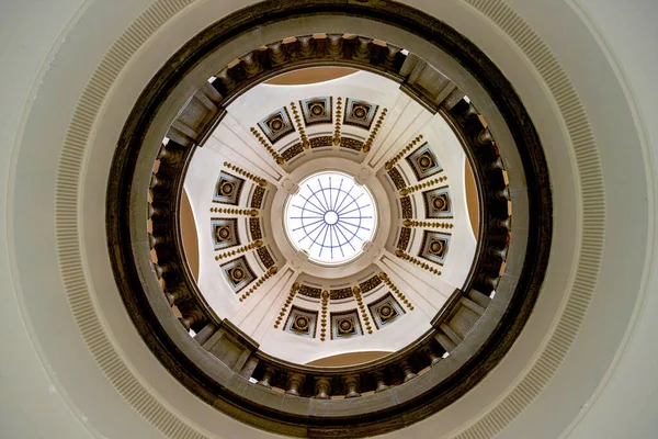 REGINA, SK, CANADA - 24 Haziran 2023: Saskatchewan, Saskatchewan, Kanada 'daki Saskatchewan Yasama Binası' nın kubbe tavanında entrika şeklinde tasarlandı. Başkent binası 1908 'den 1912' ye kadar inşa edildi..