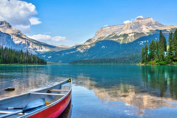 Barco Vermelho Lago Esmeralda Nas Montanhas Rochosas Canadenses Parque Nacional — Fotografia de Stock