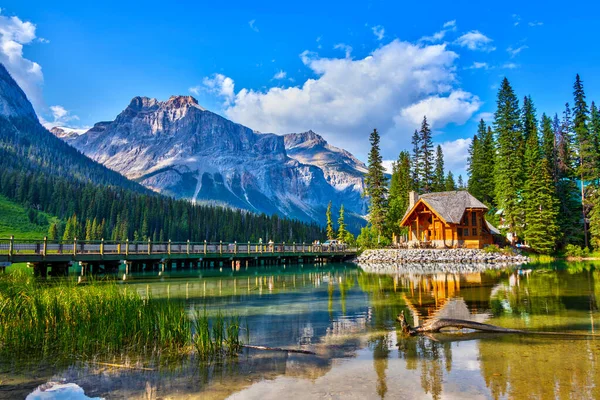 Bridge Leading Wooden Lodge Emerald Lake Beautiful Reflections Canadian Rockies — Stock Photo, Image