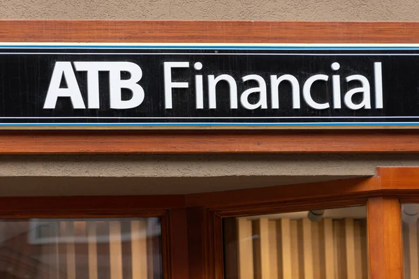 Banff Canada July 2023 Atb Financial Sign Busy Banff Avenue — Stock Photo, Image