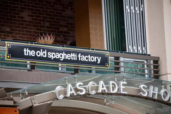 Banff Canada Julho 2023 Velha Fábrica Espaguete Assina Shopping Cascade — Fotografia de Stock