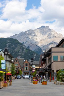 Banff, Canda - 5 Temmuz 2023: Banff Ulusal Parkı 'nda arka planda Cascade Dağı olan bir kasaba. Kasaba, dağlık çevresi ve kaplıcalarıyla ünlü büyük bir Kanada turizm beldesi..
