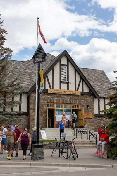カナダのバンフ 2023年7月5日 バンフ国立公園のバンフタウンサイトで忙しい訪問者センター 町のサイトは その山岳地帯と温泉で有名なカナダの主要な観光地です — ストック写真