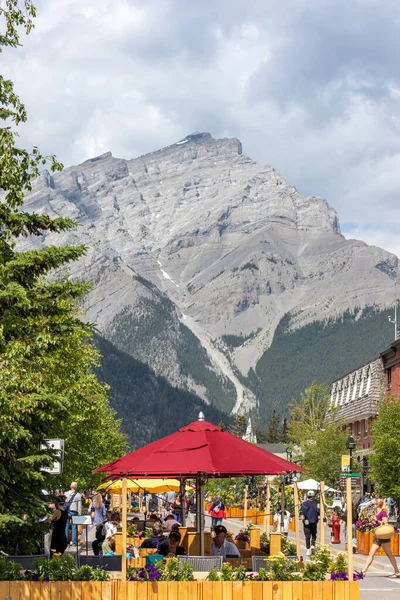 Banff Kanada Juli 2023 Touristen Genießen Das Banff Städtchen Banff — Stockfoto