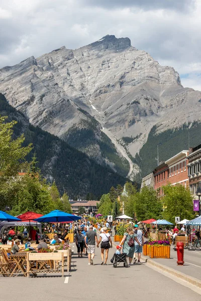 Banff Canada Juli 2023 Toeristen Genieten Van Banff Townsite Het — Stockfoto