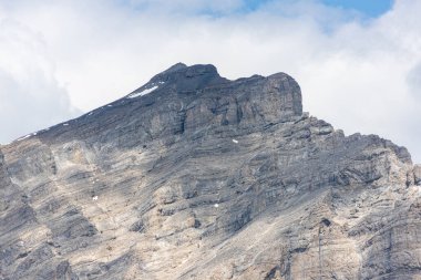 Banff Ulusal Parkı 'ndaki Bow River Vadisi' ndeki Cascade Dağı 'nın zirvesine odaklandı. 9.836 feet yüksekliğiyle Banff kasabasının en yüksek dağıdır ve dağcılar ve dağcılar arasında popülerdir..