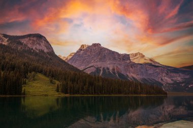 Emerald Gölü üzerinde akşam güneşi Yoho Ulusal Parkı, British Columbia, Kanada 'da yansıyor.