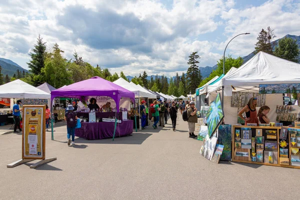 Banff Kanada Lipiec 2023 Zwiedzający Banff Farmers Market Popularne Cotygodniowe Obrazy Stockowe bez tantiem