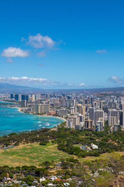 Honolulu plajı ve şehir manzarası Waikiki 'deki Diamond Head gözcüsü şehir merkezindeki binalar ve kıyı şeridi.