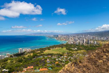Wikiki sahili manzaralı ve okyanus manzaralı, Diamond Head 'den Honolulu şehrine geniş açılı bir bakış açısı..