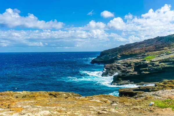 夏威夷瓦胡岛卡拉尼纳奥勒公路上的拉奈湖外的风景和熔岩管突入大海的景象 它也是观赏鲸鱼的热门场所 — 图库照片