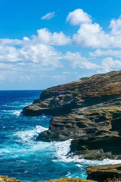 夏威夷瓦胡岛卡拉尼纳奥勒公路上的拉奈湖外的风景和熔岩管突入大海的景象 它也是观赏鲸鱼的热门场所 — 图库照片