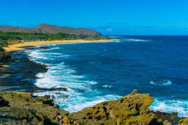 Hawaii 'deki Oahu' nun güney kıyısındaki Sandy Plajı. Kıyıdaki kırıklar ve tutarlı dalga fıçıları nedeniyle mükemmel sörf ve sörf fırsatlarıyla tanınır..