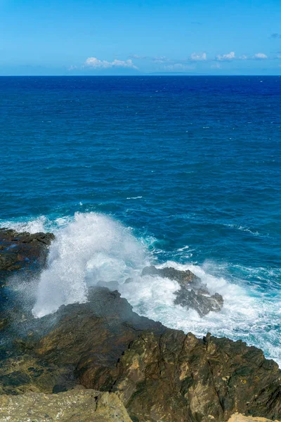 哈罗娜 布劳德 Halona Blowhole 是夏威夷瓦胡岛上的一个岩层 由火山喷发产生于几千年前 大浪将水冲进了望望下方的熔岩管 使间歇泉冲出30英尺高的洞口 — 图库照片