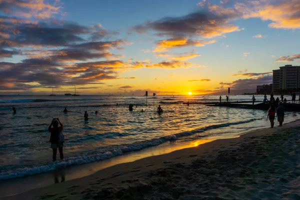 Golden Sunset Horizon Waikiki Beach Oahu Hawaii Silhouette Unidentifiable Visitors — Stock Photo, Image
