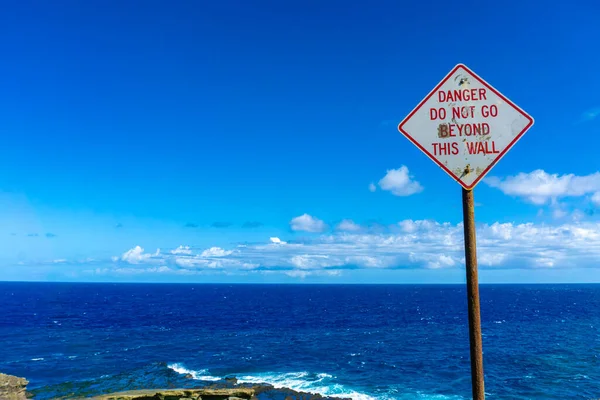 夏威夷瓦胡岛卡拉尼亚诺尔公路上的拉奈观望处 危险警告标志让游客们望而却步 海浪汹涌澎湃 太平洋洋流汹涌 — 图库照片