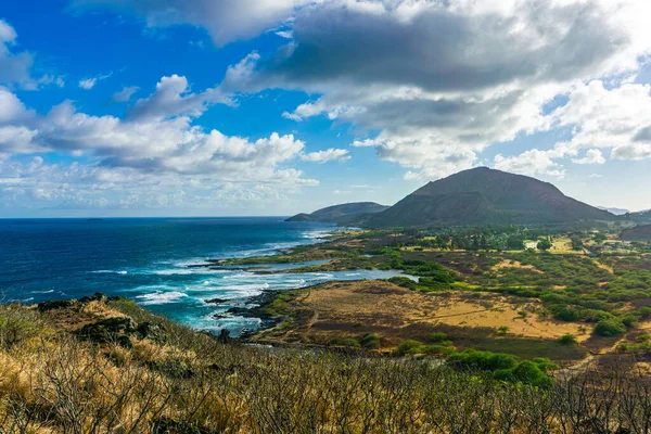 夏威夷瓦胡岛东南部的景观 是由几个世纪前科科科火山裂谷一带的裂缝所造成的 200英尺高的科科陨石坑是背景中最高的 — 图库照片