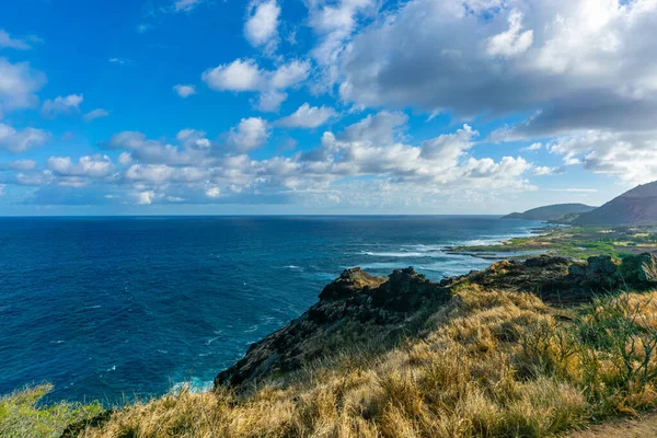 卡巴利奥卡莫 Kapaliokamao 翻译为 Chicken Cliff 是一个30英尺高的岩层 位于夏威夷瓦胡岛东南部风景秀丽的海滨 毗邻Makapu Head — 图库照片
