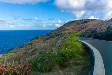 Oahu, Hawaii 'nin güneydoğu kıyı şeridinin güzel manzarası, Makapu' u Point deniz feneri patikasından. 