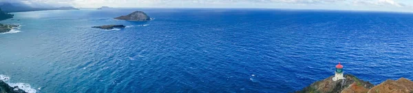 夏威夷瓦马纳洛湾Makapu Point灯塔全景 有复制空间 — 图库照片
