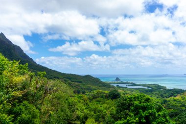 Kualoa Point ve Mokolii, diğer adıyla Chinamans Hat, Kaneohe Körfezi, Oahu, Hawaii, Amerika Birleşik Devletleri. 