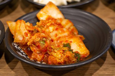 Kore mutfağında geleneksel bir dayanak noktası olan Kimchi olarak bilinen baharatlı Kore mayalanmış veya yıllanmış lahana..