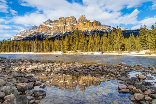 Sol Tardio Reflete Majestosa Montanha Castelo Parque Nacional Banff Canadá Fotografia De Stock
