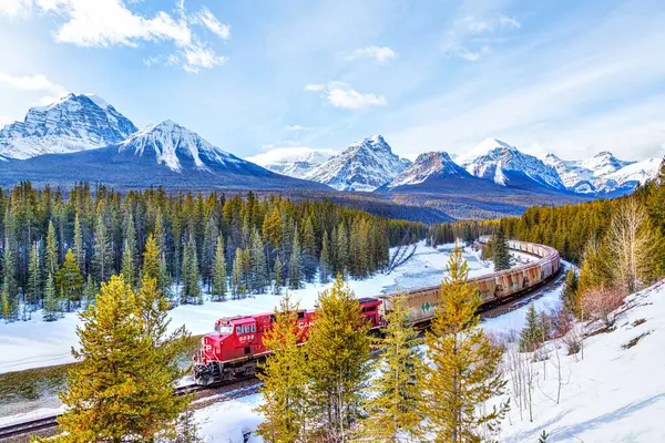 Banff Canada Φεβρουάριος 2024 Canadian Pacific Σιδηροδρομικό Εμπορευματικό Τρένο Περνά Εικόνα Αρχείου